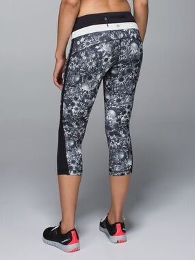Lululemon Up The Pace Crop - Black Floral Daisy
